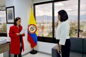 foto evento Directora Angi Velásquez posesiona a la nueva asesora jurídica 1